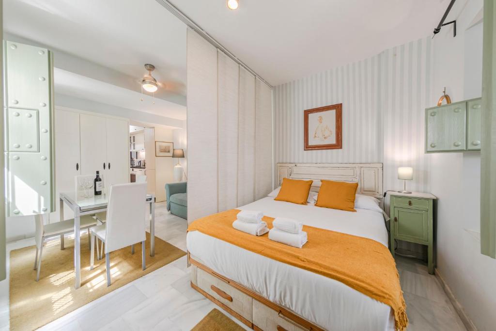 1 dormitorio con 1 cama y escritorio en una habitación en SevillaHome- Altozano Triana en Sevilla
