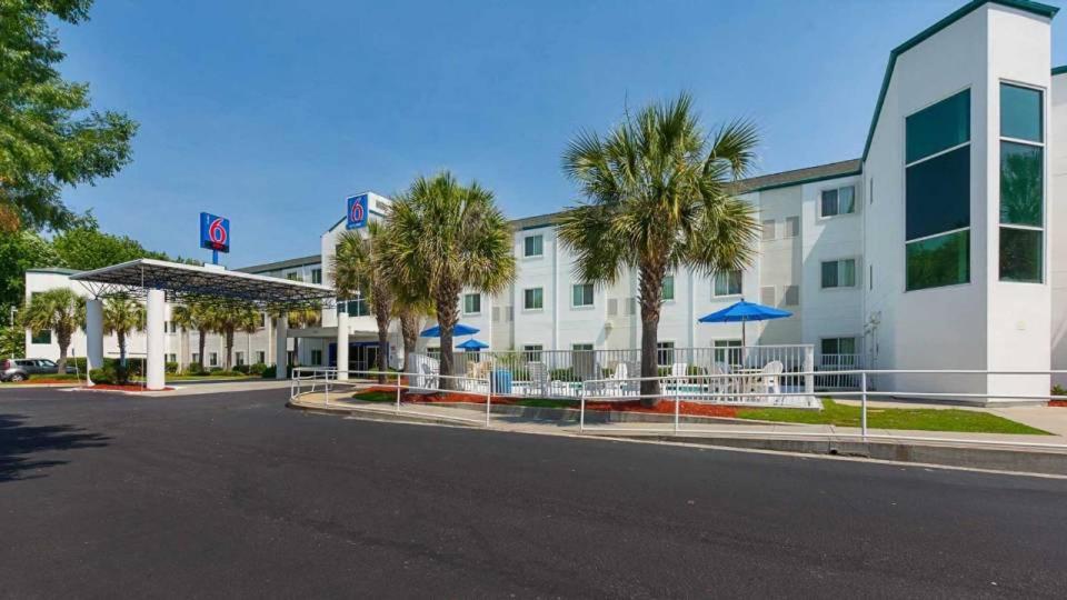 ein Hotel mit Palmen vor einem Gebäude in der Unterkunft Motel 6 in Columbia