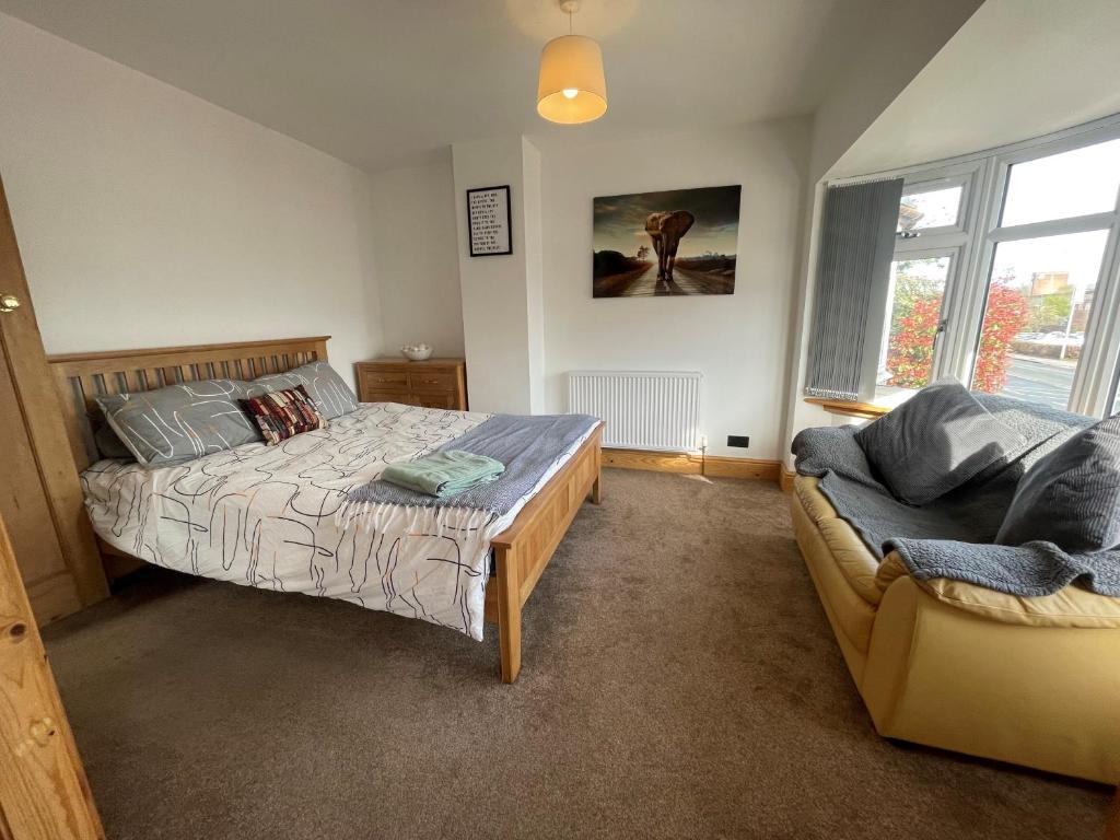 1 dormitorio con 1 cama y 1 sofá en 45 Mold Road en Wrexham