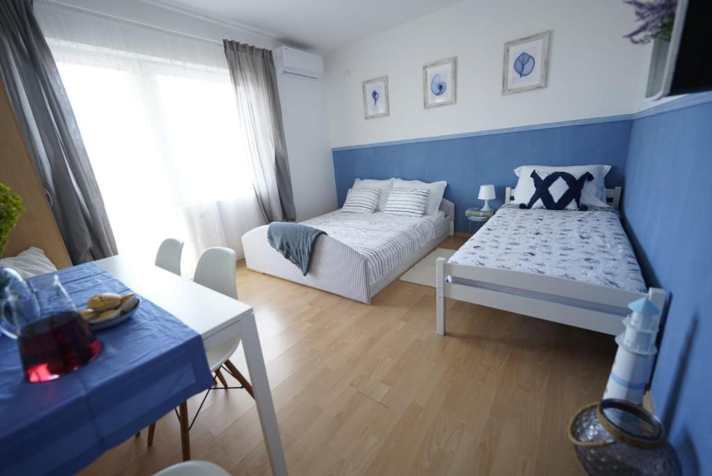 Postel nebo postele na pokoji v ubytování L'infini Sea Shell apartment Zubovići