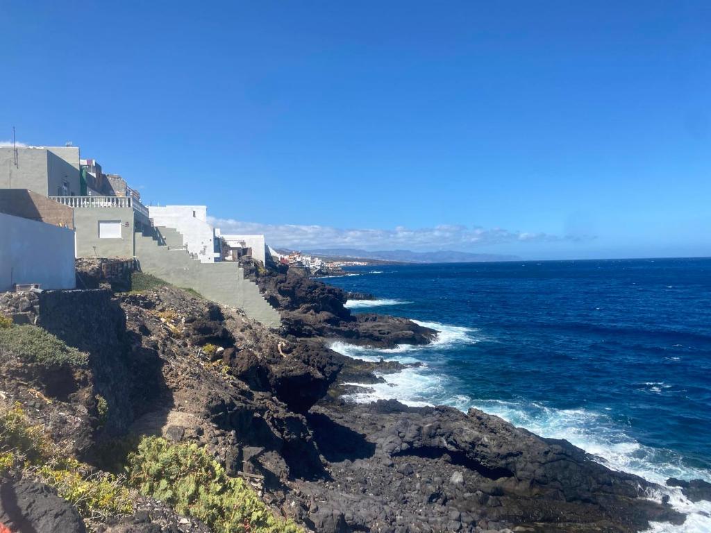 een gebouw op een klif naast de oceaan bij Casa Gran Danés in Santa Cruz de Tenerife