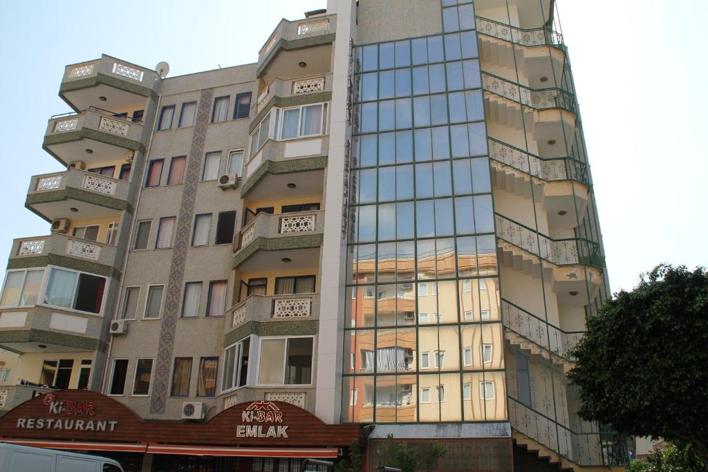 un edificio alto con muchas ventanas en Aygun Apart en Mahmutlar