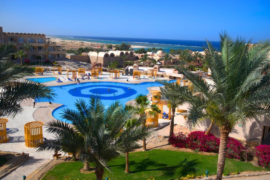 widok z powietrza na ośrodek z basenem w obiekcie Utopia Beach Club w Marsa Alam