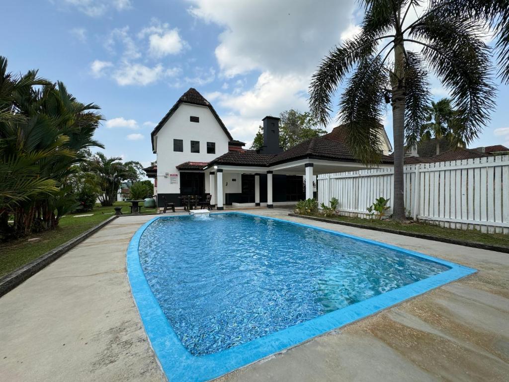 una piscina frente a una casa en A’famosa Villa D’faro Private Swimming Pool, en Melaka