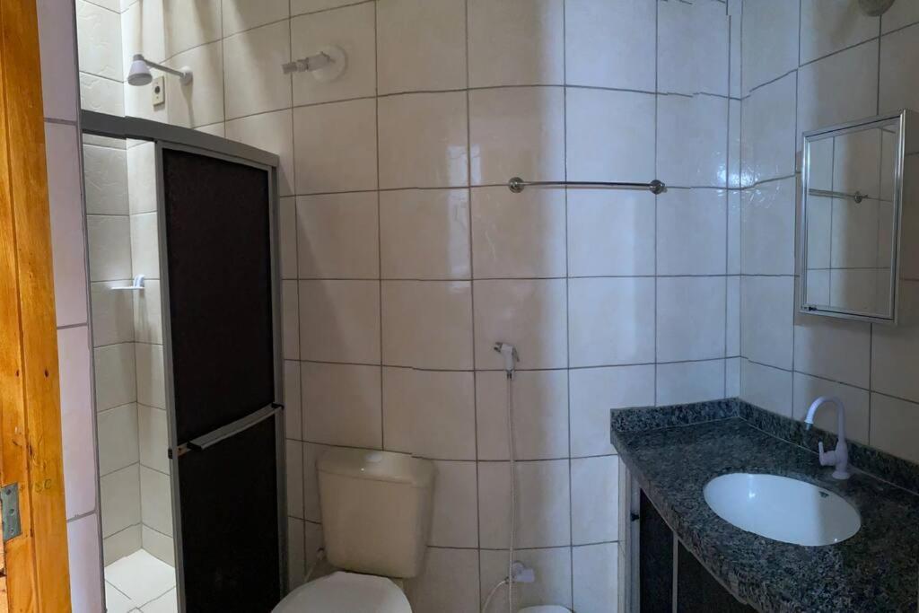 uma casa de banho com um WC e um lavatório em Sua casa na praia em Caucaia