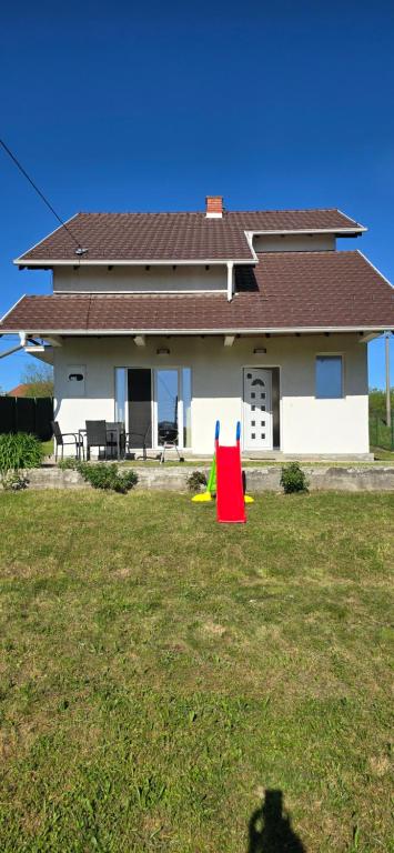 una casa con un objeto rojo en un patio en Sienas Holiday Home en Vrnjačka Banja