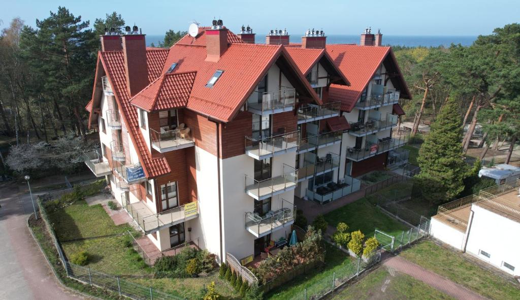 an aerial view of a building with a red roof at APARTAMENT BULWAR PRZY PLAŻY - 100m od plaży in Krynica Morska