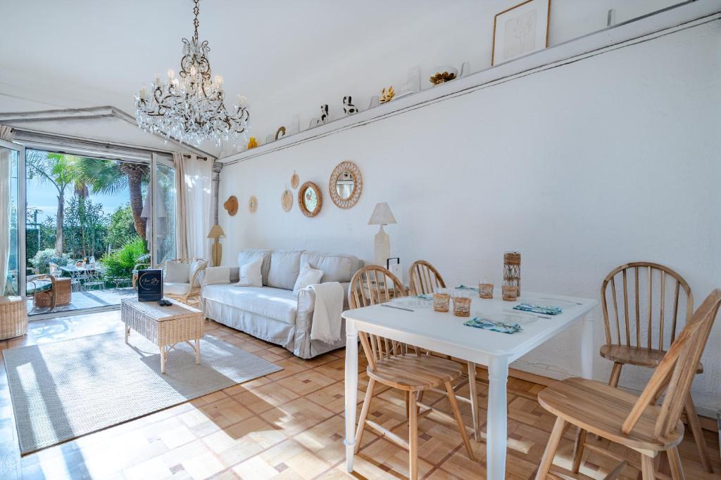 un salon avec un canapé blanc et une table dans l'établissement Promenade des Anglais - 2 chambres - Jardin, à Nice
