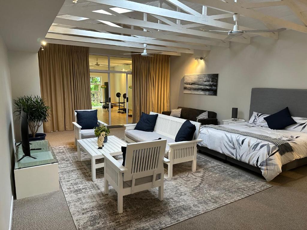 1 dormitorio con 1 cama y sala de estar en 2 Bedroom Apartment with Private Gym en Johannesburgo