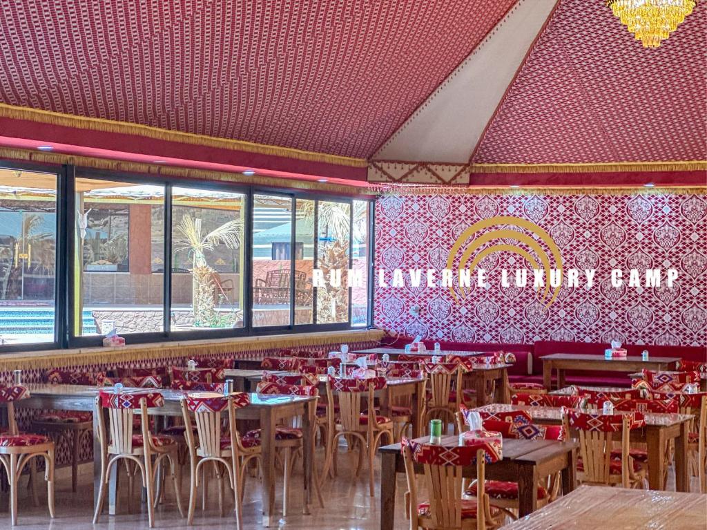 une salle à manger avec des tables et des chaises dans un restaurant dans l'établissement Rum Laverne Luxury Camp, à Wadi Rum