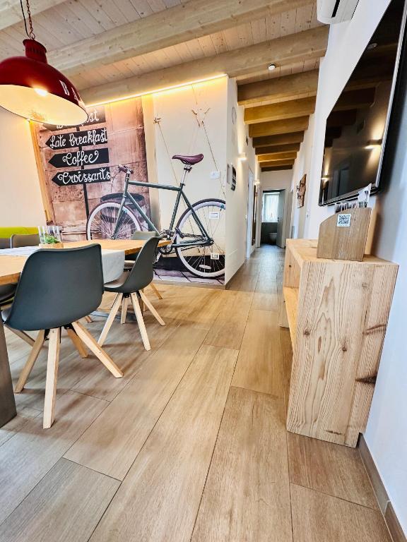 Pokój ze stołem i rowerem na ścianie w obiekcie Casa Tosca - Holiday Home w orbole