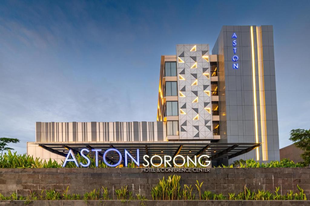 un bâtiment avec un panneau devant lui dans l'établissement ASTON Sorong Hotel & Conference Center, à Sorong