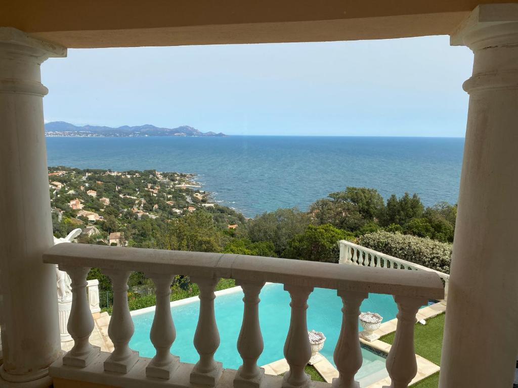 Elle comprend un balcon offrant une vue sur l'océan. dans l'établissement Villa Goonie, aux Issambres