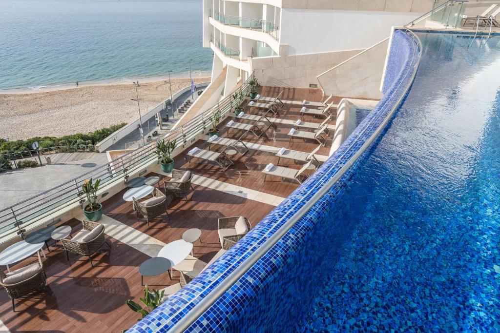 Het zwembad bij of vlak bij Sesimbra Oceanfront Hotel - Preferred Hotels and Resorts