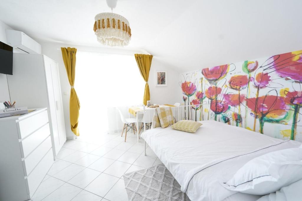 una camera con un grande letto con una parete floreale di L'infini Sea View apartments Zubovići a Zubovići