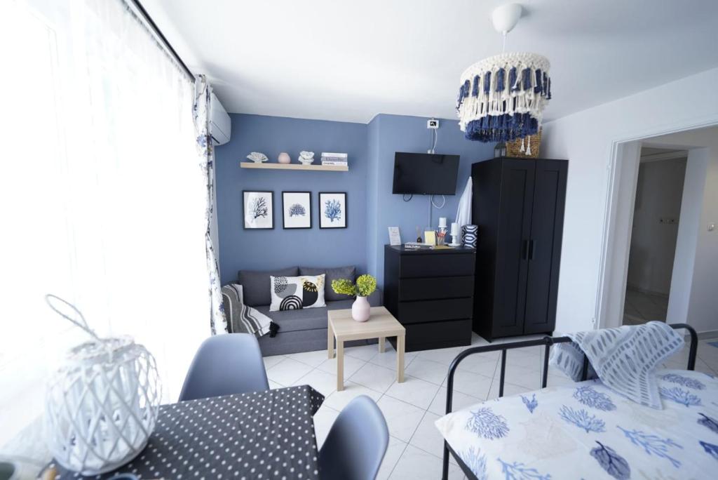 TV a/nebo společenská místnost v ubytování L'infini Sea View apartments Zubovići