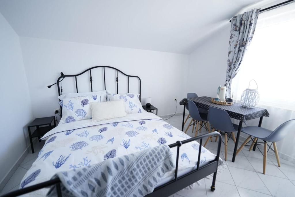 Postel nebo postele na pokoji v ubytování L'infini Sea View apartments Zubovići