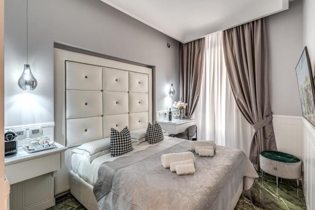 sypialnia z dużym łóżkiem z 2 krzesłami w obiekcie Rome55 - Piazza di Spagna w Rzymie
