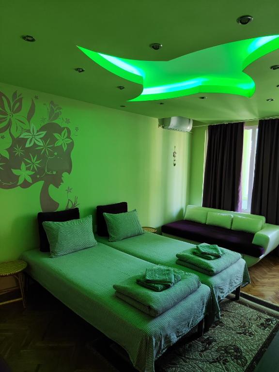ブルガスにあるСладкият кът на Радостの緑の天井が特徴のベッドルーム1室(ベッド1台付)