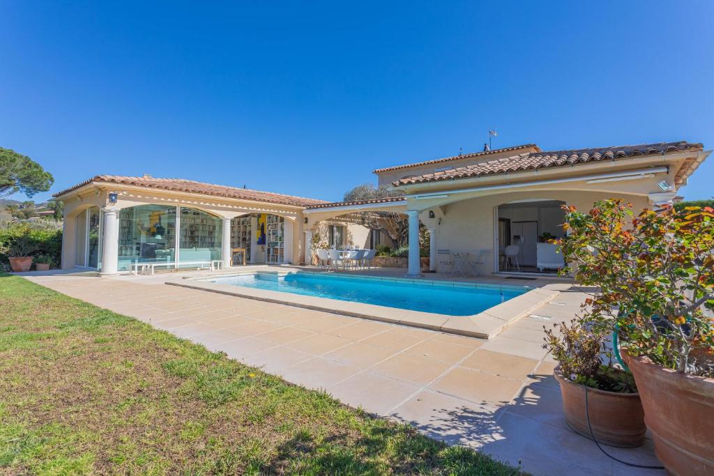 uma casa com piscina num quintal em Villa de prestige avec piscine em Saint-Raphaël