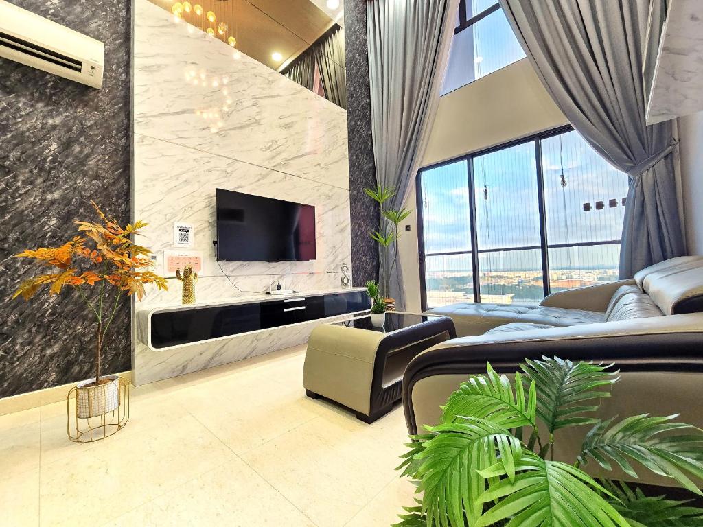 sala de estar amplia con sofá y TV en Loft Suite Seaview near JB CIQ 6-7Pax en Johor Bahru
