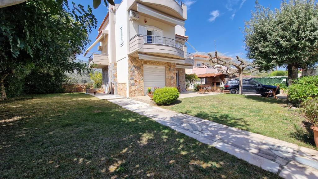 a house with a yard in front of it at Βίλα Χαρά in Eretria