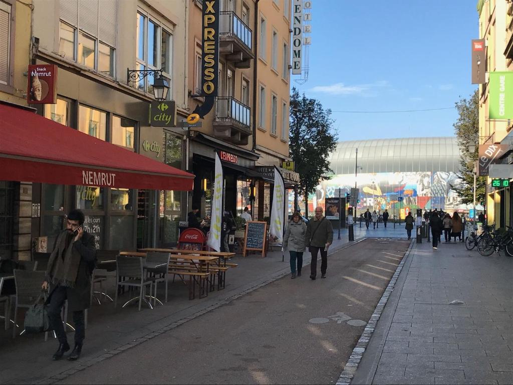 ストラスブールにあるLa Petite Auberge de Strasbourgの市道を歩く人々