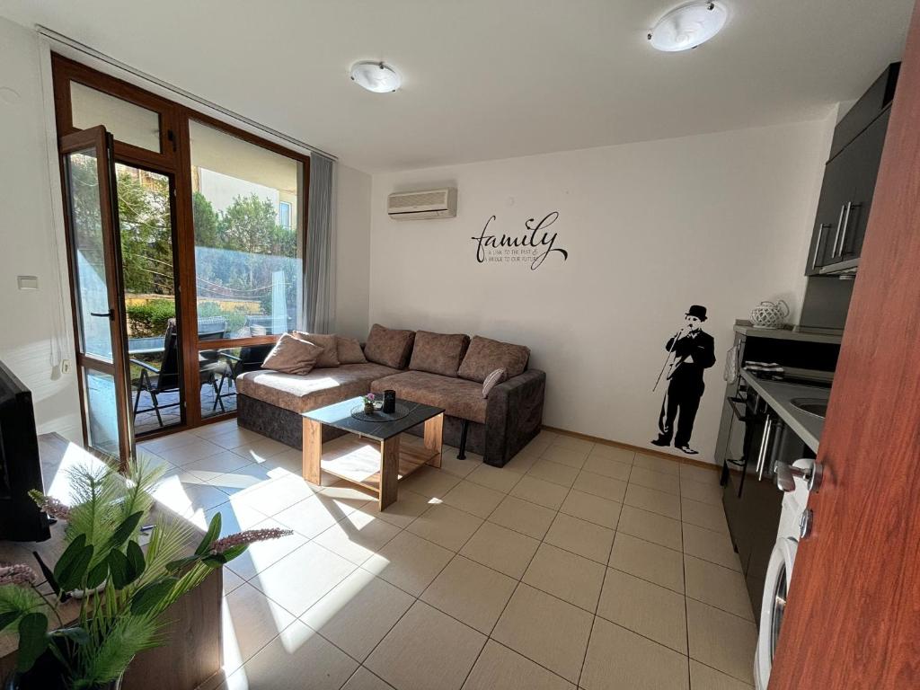 een woonkamer met een bank en een tafel bij Apartment Siana 3 in Sveti Vlas