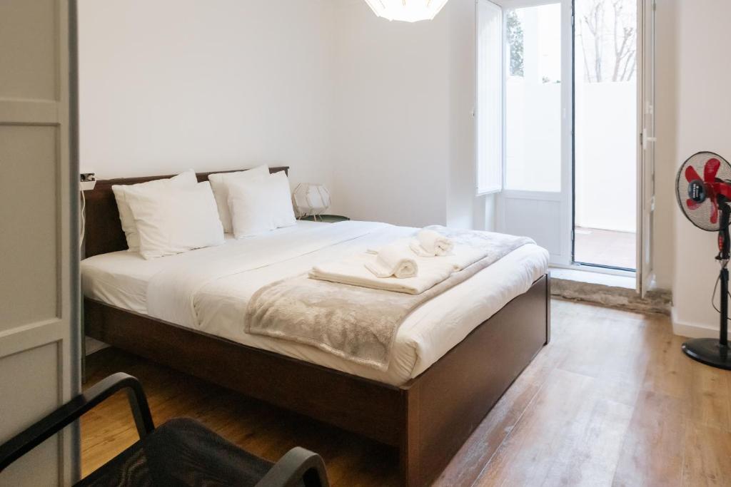 1 dormitorio con 1 cama con 2 toallas en Diogo's Alcântara Apartment II by Mycelia, en Lisboa
