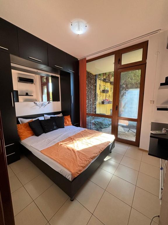 Un dormitorio con una cama grande y una ventana grande. en Apartment Siana 3, en Sveti Vlas
