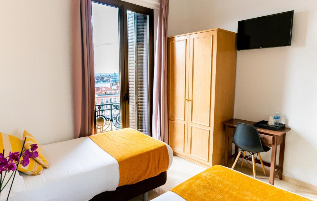 A television and/or entertainment centre at Hostal Josefina-Gran Vía