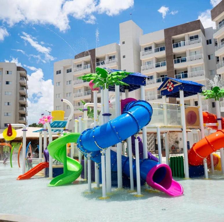 einen Spielplatz mit Wasserrutsche vor einem Gebäude in der Unterkunft Apartamento Lagoa Ecotowers resort in Caldas Novas