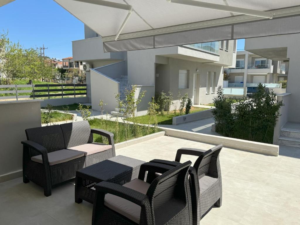 d'une terrasse avec des chaises et une table sur un balcon. dans l'établissement Nikiti Sunrise, à Nikiti