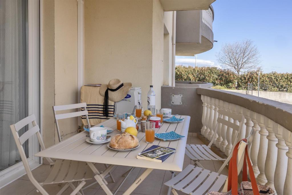 - une table sur un balcon avec de la nourriture dans l'établissement Casa Santa Maria, à Lucciana