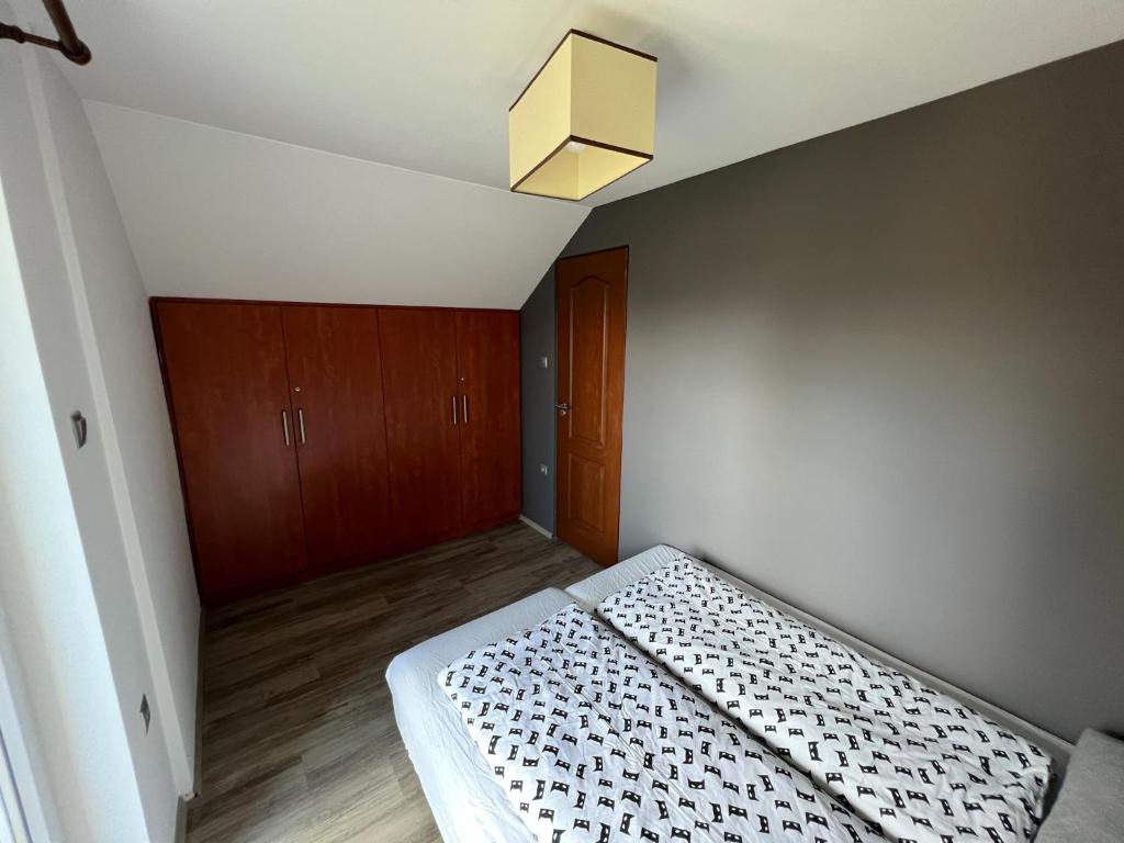 Posteľ alebo postele v izbe v ubytovaní MIHI APARTMAN