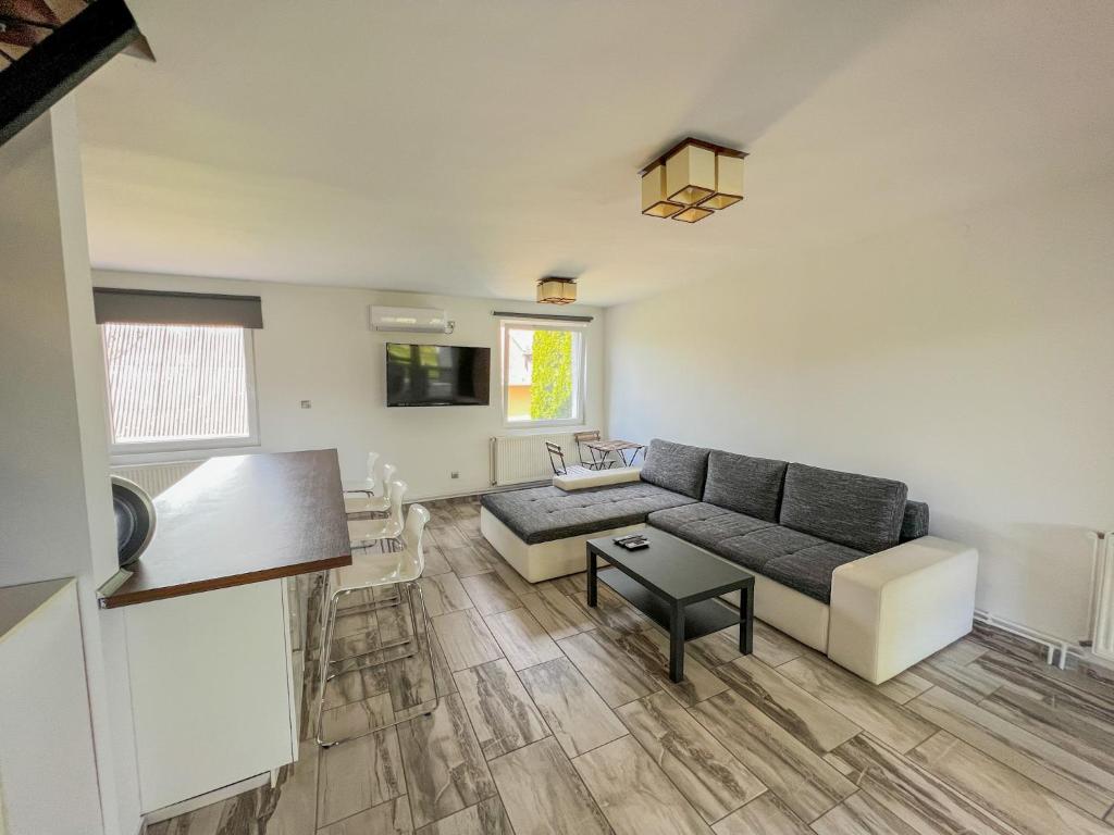 Kuchyňa alebo kuchynka v ubytovaní MIHI APARTMAN