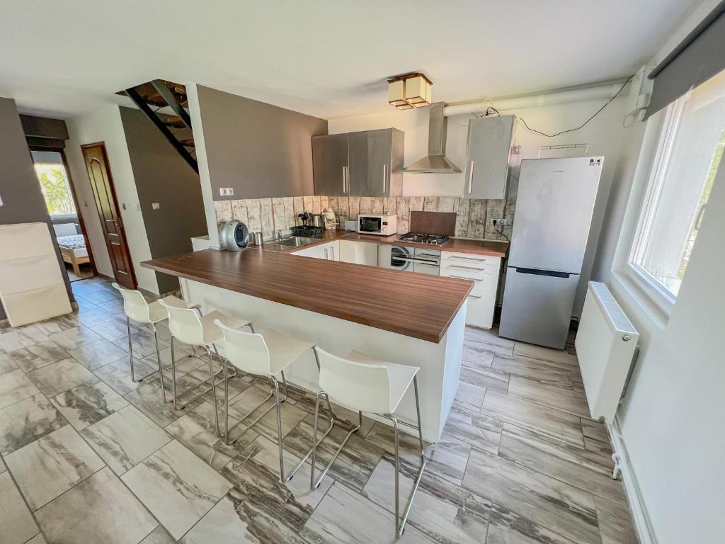 Kuchyňa alebo kuchynka v ubytovaní MIHI APARTMAN