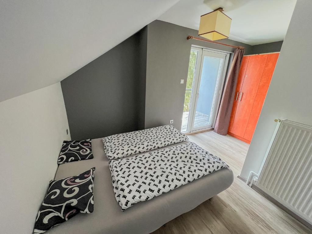 Posteľ alebo postele v izbe v ubytovaní MIHI APARTMAN