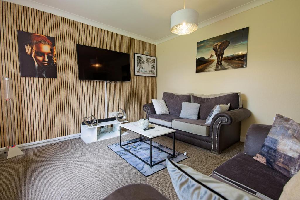 a living room with a couch and a table at Sweet Dream Lodge in Manchester