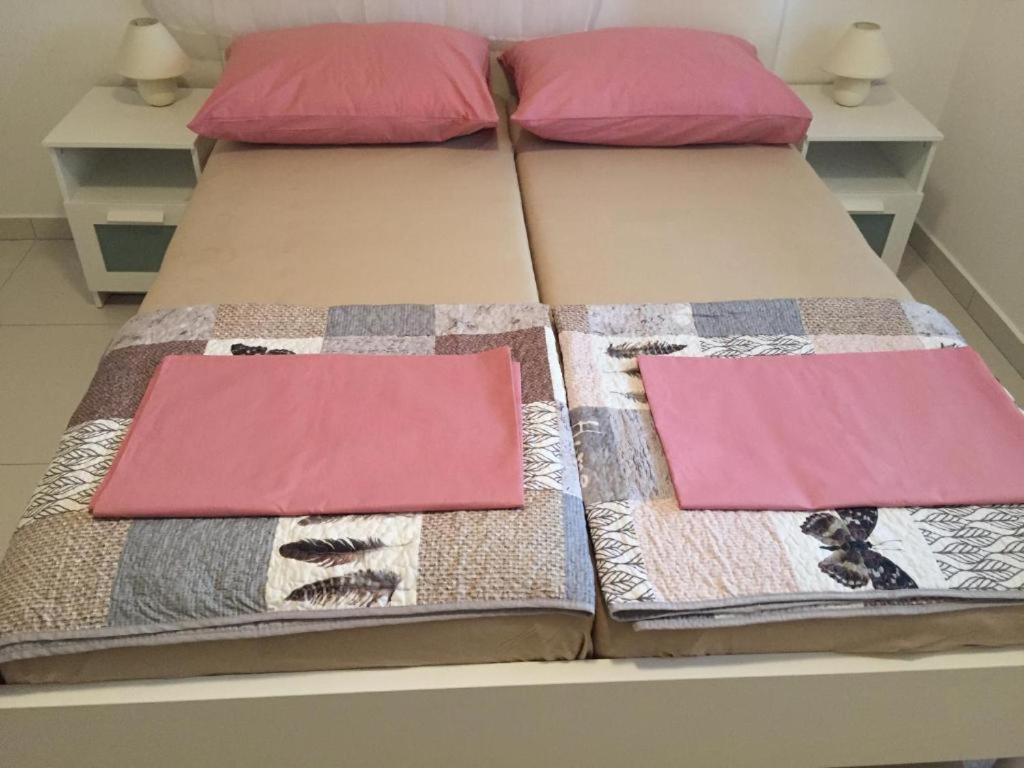 Ένα ή περισσότερα κρεβάτια σε δωμάτιο στο Orhideja Apartmani