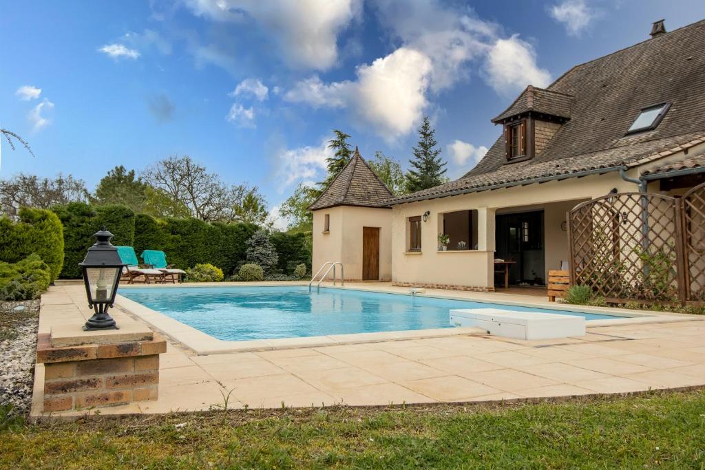 a swimming pool in the yard of a house at Les Treilles de Razac in Razac-de-Saussignac