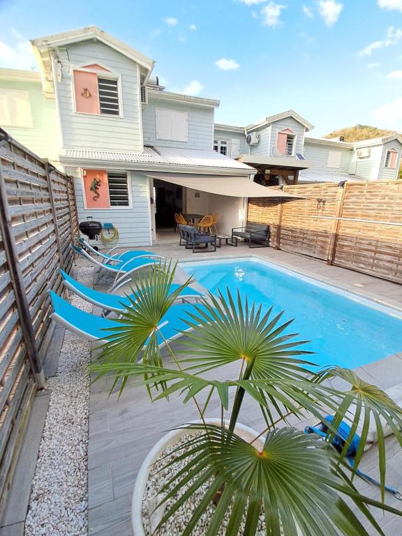 una piscina frente a una casa en Villa Mahi Mahi, en Les Trois-Îlets