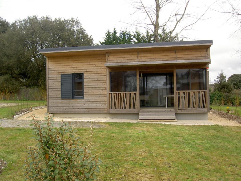 een klein huis met een veranda en een tuin bij Chalet Guérande, 3 pièces, 4 personnes - FR-1-783-17 in Guérande