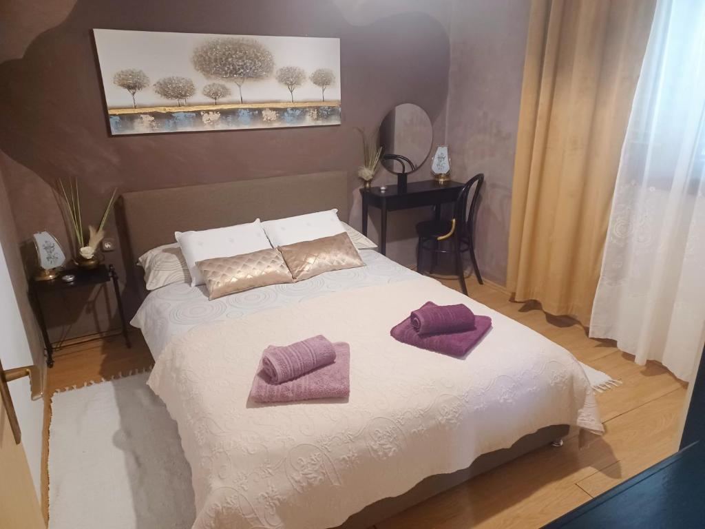 um quarto com uma cama com duas almofadas em Apartman Marija em Barban