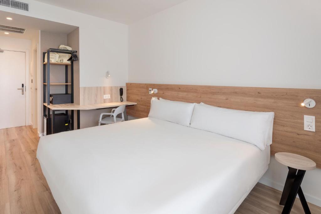 Postel nebo postele na pokoji v ubytování B&B HOTEL Écija