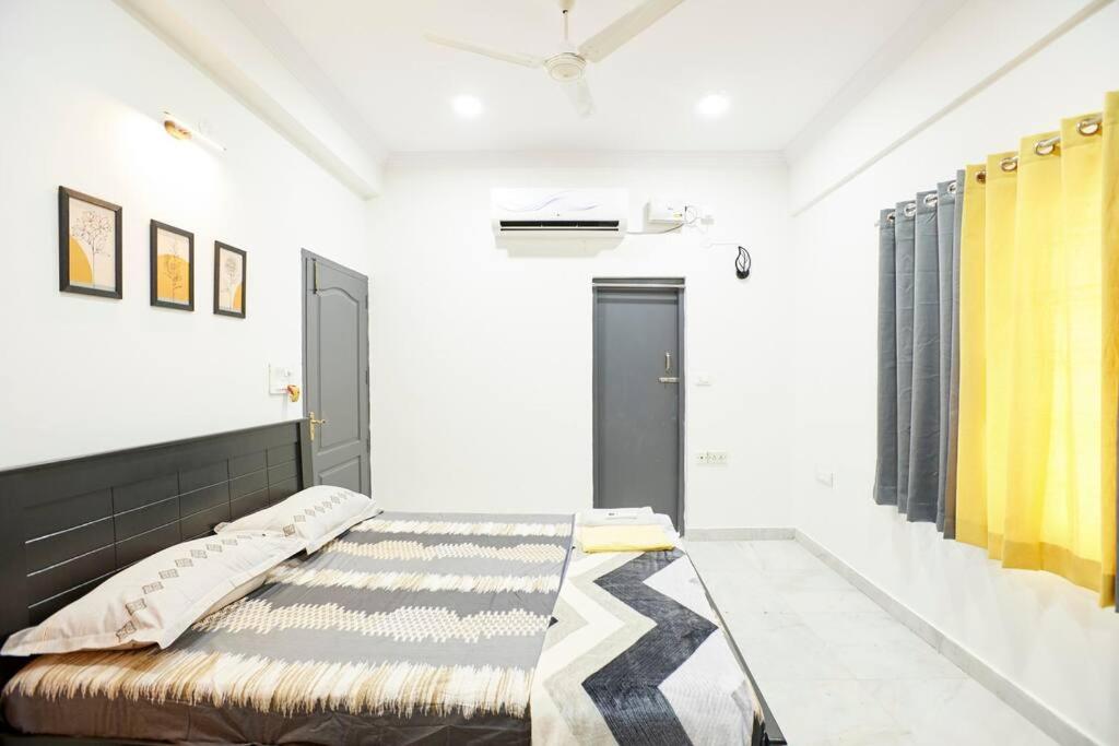 Ένα ή περισσότερα κρεβάτια σε δωμάτιο στο Luxury Room @ Banjarahills Near Care hospitals