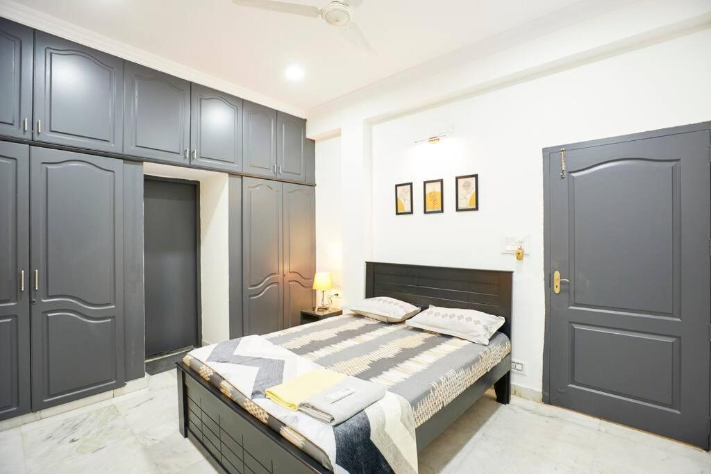 1 dormitorio con 1 cama con armarios grises en Luxury Room @ Banjarahills Near Care hospitals, en Hyderabad