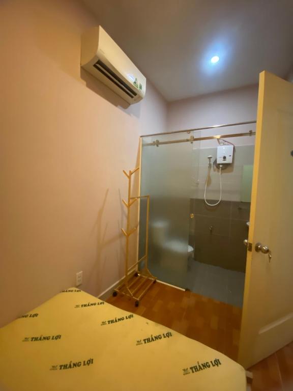 Cette chambre dispose d'un lit et d'une paroi en verre. dans l'établissement Tokyo Homestay, à Hô-Chi-Minh-Ville