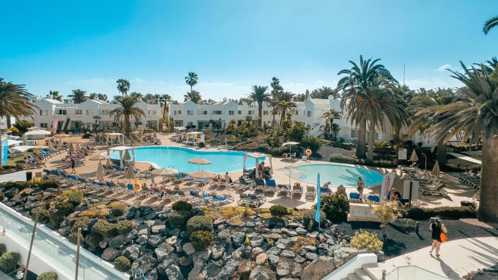 uma vista superior de uma piscina num resort em Labranda Corralejo Village em Corralejo