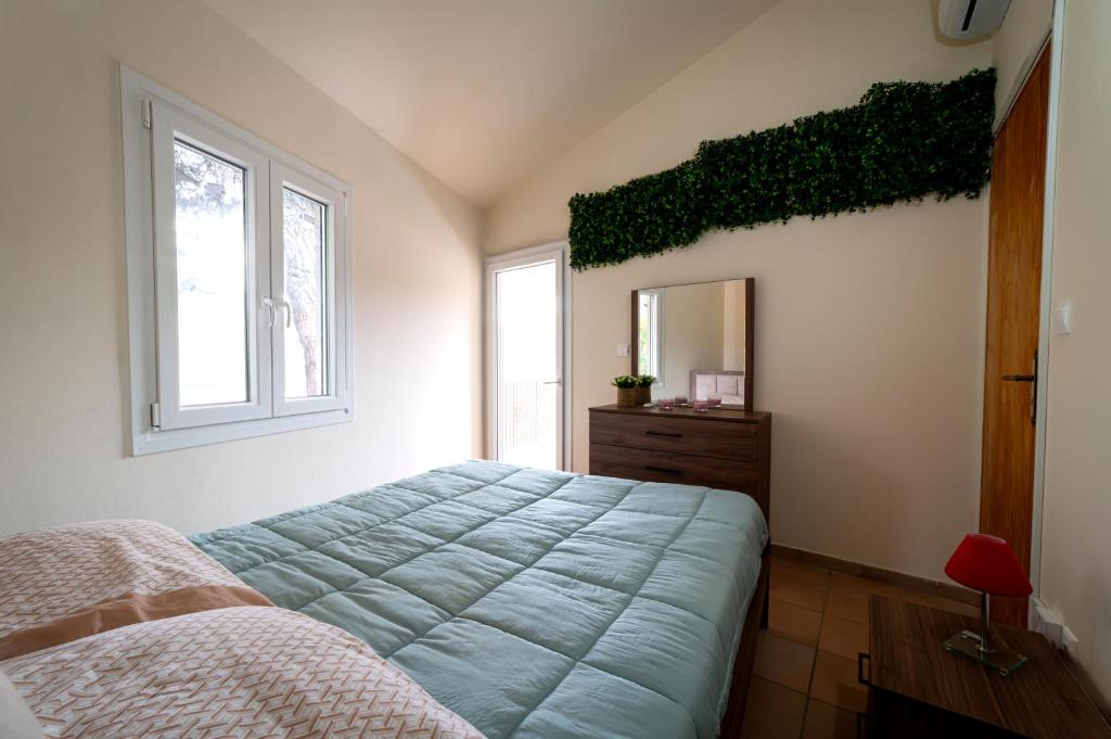 een slaapkamer met een bed, een dressoir en een spiegel bij Hillside Home in Platres in Platres